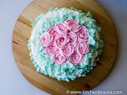 A differenza della panna montata, la maggiore corposità e consistenza della crema al burro consente di realizzare decori di grande precisione come fiori e piccole finiture. Come Decorare Una Torta Con La Panna Rose E Tecnica Dell Intreccio Di Panna Youtube