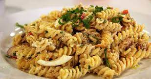 1 alho francês pequeno ou cebola em rodelas finas. Receita De Macarronada De Bacalhau Massa Deliciosa Com Muito Sabor