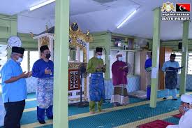 Orang cina (52%) tertumpu di bandar penggaram dan yong peng manakala bahagian lain di batu pahat terdiri daripada majoritinya orang melayu (46%). Program Penyerahan Kurniaan Dyam Tunku Mahkota Johor Kepada Masjid Jamek Kampung Padang Sari Mukim Simpang Kiri Daerah Batu Pahat Dyam Tunku Mahkota Johor