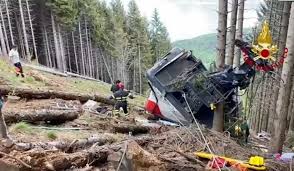 L'incidente avvenuto tra #stresa e #mottarone, con una #funivia precipitata nel vuoto, ci lascia attoniti. Yxfng5e4pzefgm