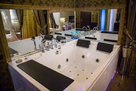 Sono camere ubicate ai piani alti dell'hotel, per esempio la camera superiore terrazza con jacuzzi o la camera junior suite con jacuzzi in terrazza dell'hotel catalonia gran vía di madrid che offrono una. Hotel Jacuzzi In Camera Enredada