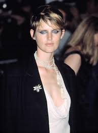 With so many cool short hairstyles that you can say goodbye with your boring hairstyle. 9 Famous Models With Short Hair Short Haired Beauties Fashion Gone Rogue