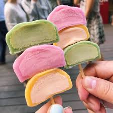 Mochi Eis Ist Kalorienarm Vegan Und Super Lecker Wir Zeigen Euch Was Drin Steckt Und Wie Ihr Die Kleinen Eiskugel Mochi Eis Asiatische Desserts Mochi Rezept