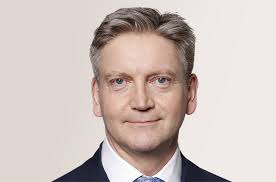 Von juni 2013 bis dezember 2014 leitete er group audit. Vorstand Deutsche Bank