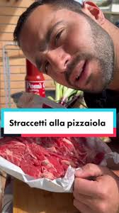 Straccetti alla Pizzaiola: Ricetta Facile e Gustosa
