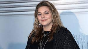 Néanmoins, la chanteuse vient (enfin) de révéler la date de n. Louane Raconte Le Choix Du Prenom De Sa Fille Magicmaman Com