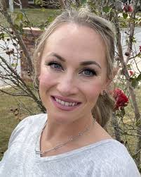 Elizabeth Cournoyer's Instagram, Twitter & Facebook