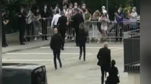 Macron giflé lors de son déplacement dans la drôme, deux personnes interpellées. Gdrhbry37ucjpm