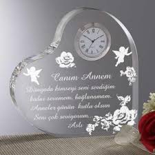 Kıyafetlerin en önemli tamamlayıcılarından aksesuarlar da anneler günü'nde sıklıkla hediye olarak tercih edilir. Hediye Sepeti Anneler Gunu Hediyesi Saatli Kalp Odulu Fiyati