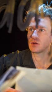 MÄNNLICHKEIT. MÄNNLICHKEIT! MÄNNLICHKEIT? , In DAS ENDE VON EDDY von  Édouard Louis zeigt Ensemblemitglied Stefan Kuk in seiner Fassung, wie es  sich anfühlt in einem Umfeld voller Erwartungen, ...