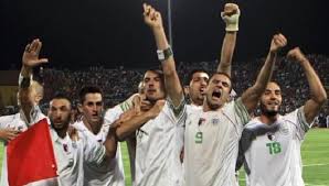 في سنة 1989 ، تقابل منتخب الجزائر مع المنتخب المصري في إطار الدور الرابع والأخير من تصفيات كأس العالم 1990 بإيطاليا. Ù†Ø¬Ù… Ù…Ø¨Ø§Ø±Ø§Ø© Ù…ØµØ± ÙˆØ§Ù„Ø¬Ø²Ø§Ø¦Ø± ÙÙŠ Ø£Ù… Ø¯Ø±Ù…Ø§Ù† ÙƒØ§Ø¯ ÙŠØºÙŠØ¨ Ø¹Ù† Ø§Ù„Ù…ÙˆØ§Ø¬Ù‡Ø© Ø³Ø¨ÙˆØ±Øª 360