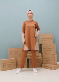 Hippi ve bohem tarz ile lacivert ve turuncu oldukça uyumlu renk kombinlerindendir. Tesettur Giyimde Renk Uyumu