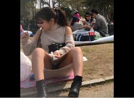 とにかくしゃがんでパンチラ 安心してください 見えてますよ 今更隠しても遅いですよ編 – JPORU