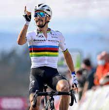 Ineos grenadiers leader geraint thomas and defending champion tadej pogacar were just behind the winning group on a hugely stressful finish with potential time gaps at stake that almost certainly led to the second of. Alaphilippe Schiesst In Huy Seinen Dritten Pfeil Ab Radsport News Com