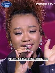 Angie Bawakan Lagu Merindukanmu Komentator Juri