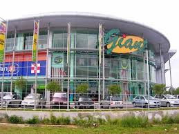 I like the concept of the park facing river. Giant Shah Alam Seksyen 13