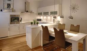 Kuche Mit Integriertem Tisch Kuche Tisch Wohnung Kuche Kuche Gestalten