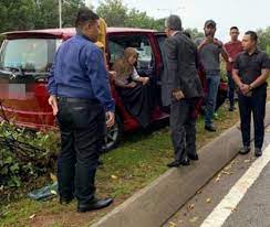 Gambar sultan abdullah memberhentikan kereta dan membantu kemalangan. Agong Bantu Mangsa Kemalangan