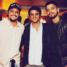 O clique, que foi feito em preto e branco, mostra o ator de cueca, no meio da natureza, usando apenas uma regata e um casaco. Rodrigo Simas E Agatha Moreira Curtem Viagem Em Familia Jetss