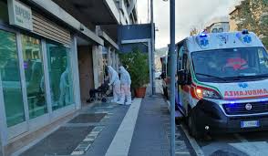 Quotidiane attività di intrattenimento, fisioterapia, ristorazione, preghiera, cure ed incontri con i familiari scandiscono lieti i giorni degli anziani che soggiornano a villa aurora. Coronavirus Focolaio In Una Casa Di Riposo 24 Anziani Positivi
