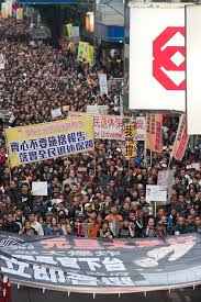 梁振英 ugl 事件，起源於 2014 年 10 月上旬香港雨傘革命期間，有澳洲傳媒報導，當時擔任香港特首的梁振英，在 2011 年參選特首之後，仍然以戴德梁行董事的身份，與澳洲企 民主黨與梁振英於 ugl 收款未申報續鬥法. æ¢æŒ¯è‹± Wikiwand