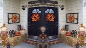 A basket filled door ornament surrounded by corn stalks, mums and a leaf garland complete this classic fall decor. 20 Awesome Thanksgiving Porch Decor Ideas