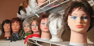 Armaron bancos solidarios de pelucas para acompañar a mujeres y chicas con  cáncer