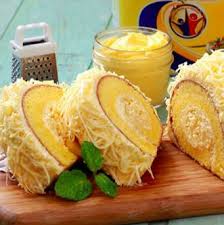 Permukaan kue juga harus cukup kering untuk mencegah menempel. Bolu Gulung Meranti Toping Keju