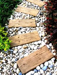 Garten Baum Garden Garten Weg Im Garten Balken Aus Treibholz Dienen Als Trittplatten Und Sin Gardening Design Diy Diy Backyard Patio Landscaping With Rocks
