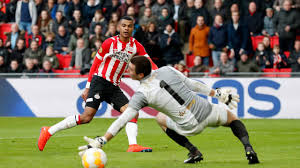 Op deze beelden is te zien hoe ouders hun peuter doorgeven, in de hoop dat ze gered worden. Cody Gakpo Geniet Van Gouden Invalbeurt Ik Ben Blij Dat Ik Op Deze Manier Kon Helpen Omroep Brabant