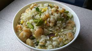 Tumiskan bawang merah dan bawang putih hingga naik bau, kemudian masukan cili blender dan sedikit air biar dia mendidih dan kering skit. Resepi Nasi Goreng Udang Petai Chef Home