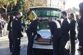 Família não quis ser fotografada e foi protegida com chapéus de chuva pretos. Aplausos E Flores Ultimo Adeus A Sara Carreira Em Cerimonia Na Basilica Da Estrela Em Lisboa Fotogalerias Correio Da Manha