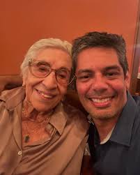 Eu já corri algumas das principais maratonas do mundo, corri a com mais  participantes (NY), todas provas maravilhosas! Mas nada, absolutamente nada  se compara com a Maratona de Paris. A fama de