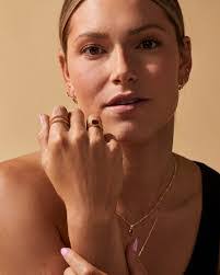 Melanie Ring's Instagram, Twitter & Facebook