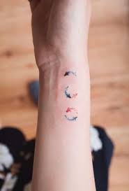 Detallistas Y Bonitos Tatuajes De Peces Pequenos Tatuajes Delicados Tatuajes Tatuajes Discretos Si vas a hacerte un tatuaje de un pez koi, probablemente lo quieras a color. detallistas y bonitos tatuajes de peces