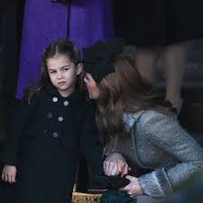 Und prinzessin astrid von schweden.sie wurde rund einen monat nach ihrer geburt getauft, ihre paten waren ihr onkel prinz charles, graf von flandern und ihre zukünftige schwiegermutter, großherzogin charlotte von luxemburg. Prinzessin Charlotte Mit Vier Jahren Der Star Der Royals Stern De