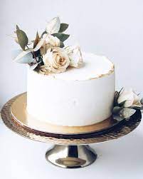 Small white wedding cake with flowers. One Tire White Wedding Cake Decorated With White Roses And Gold Details White Wedding Cakes Classy Wedding Cakes Small Wedding Cakes