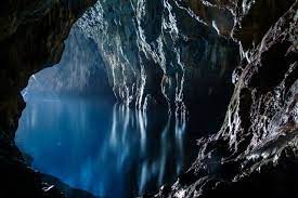 Tra le più rinomate, la grotta azzurra , la grotta del sangue, che si colora di sfumature di rosso, e la grotta dei monaci, in cui le forme che assume la roccia richiamano profili di religiosi. Palinuro Grotte Grotta Roccioso Livello Del Mare