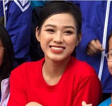 Ảnh chụp lén các nàng hậu đình đám qua camera thường, gây choáng nhất là  nhan sắc thật của Tiểu Vy