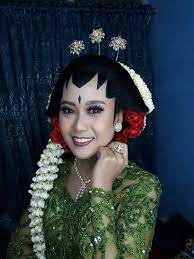 Видео cara pasang sanggul paes ageng, acc. Paes Jogja Putri Pakem