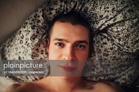 Neben geschlecht, alter, land/region, interessen und so weiter. Plainpicture Plainpicture P1184m992508 Junger Mann Im Bett Plainpicture Brabanski