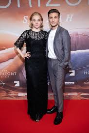 Descargar gratis cerca del horizonte. Luna Wedler Jannik Schumann Jannik Schumann Photos Zimbio