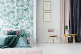 Un dessin foncé aux tons chauds, avec des motifs floraux vintage, ou plutôt un dessin léger et vif avec des couleurs. Comment Choisir Un Papier Peint Pour Une Chambre D Adulte Izi By Edf