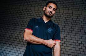 Das schwarze jersey ist von keiner auffälligen hintergrundoptik geprägt. Deutschland Gegen Island Dfb Team Prasentiert Neue Schwarze Em Trikots Fussball Stuttgarter Nachrichten