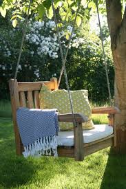 Ein Schaukel Stuhl Im Garten Frau Meise Schaukel Garten Stuhl Schaukel Sandkasten Garten