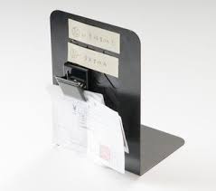 文房具ブームの中でも ほとんど語られることのない100 円ショップの文房具 だが アイデア次第で使えるツールへと大変身させることが可能である 第3回は ブックエンドを金属壁面として活用する あっと驚く文具術 ブックエンド 収納術 100均 100 円ショップ裏技