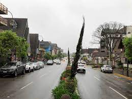 Os dias e noites são bastante frios, obrigando os moradores e visitantes a se agasalharem com uso de vestimentas mais quentes. Gramado Em Agosto Vale A Pena Veja Os Pros E Contras Mala Pronta
