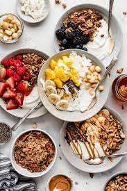 4 Greek Yogurt Bowls That Keep You Feeling Full Garnish Glaze Recipe Yogurt Breakfast Bowl Yogurt Recipes Yogurt Bowl