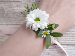 Sie sind ein wunderschöner kopfschmuck, der aus echten blumen mit ein wenig geschick selbst gemacht werden kann. Steffi S Hochzeitsblog Diy Blumenarmbander