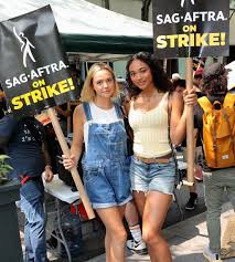 Bailee Madison and Chandler Kinney | Florence Pugh, Lola Tung, Elliot Page,  and More Stars Support the 2023 Actors' Strike | POPSUGAR Celebrity Photo 27